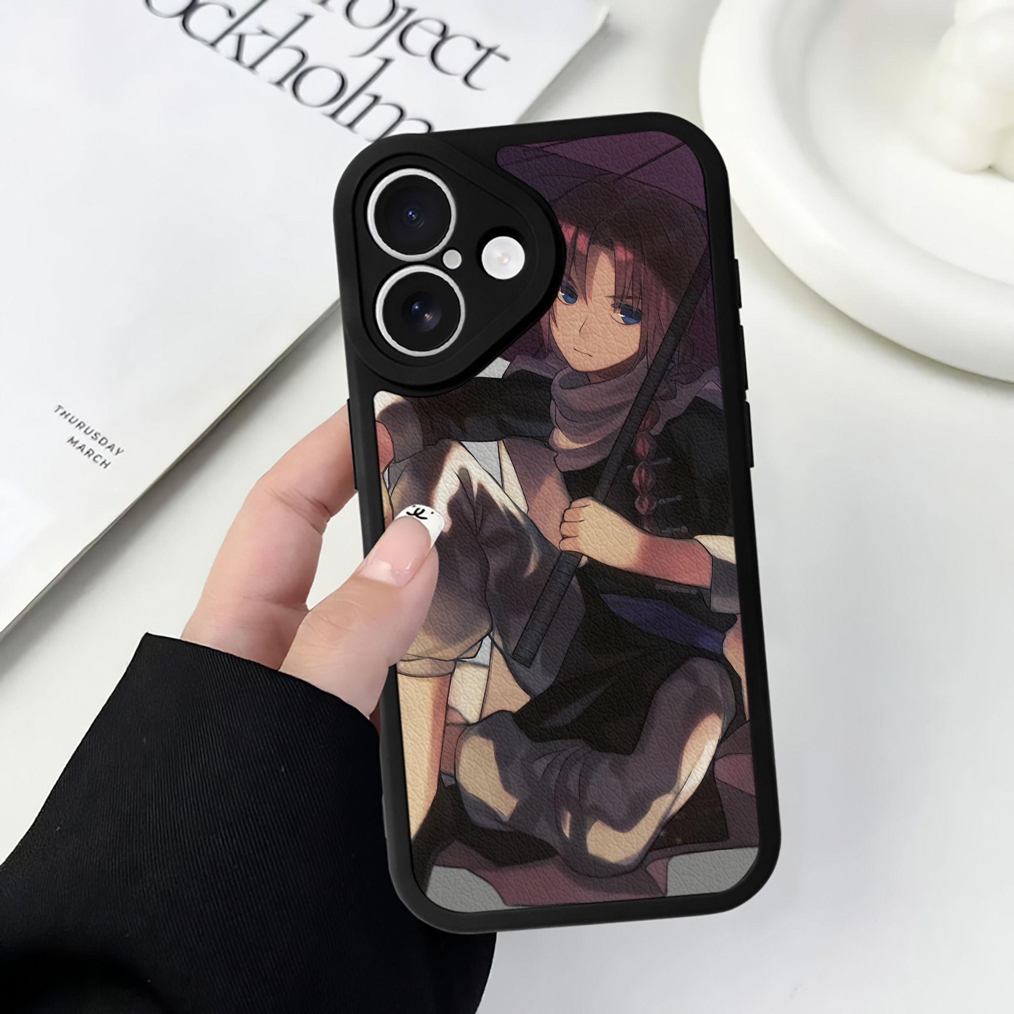 （画像用） ぎんたま 坂田銀時（さかたぎんとき） 神楽 志村新八（しむら しんぱち） GINTAMA Sakata Gintoki Kagura Shimura Shinpachi 【iPhone 16シリーズ対応】シリコンスマホケース（レザー調） 材質：シリコン